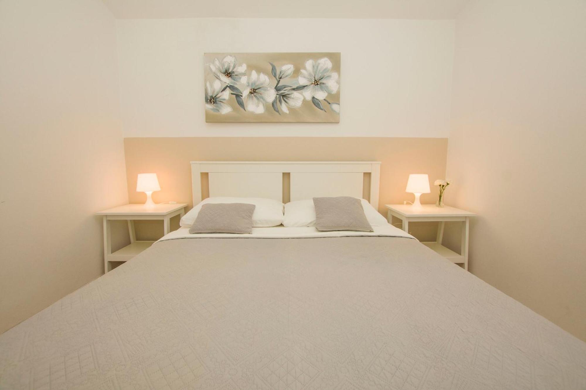 Apartments Josip Drage Exterior photo